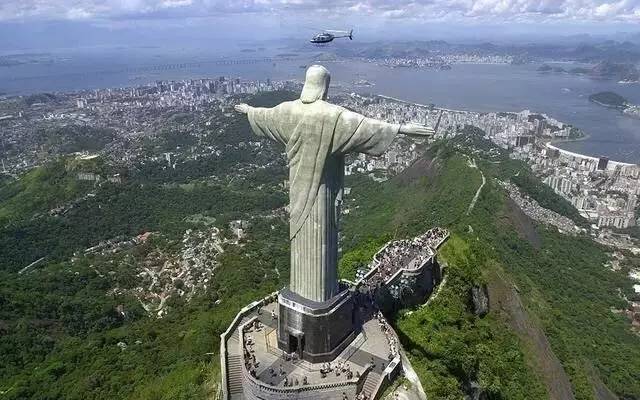 景色登顶欣赏张开双臂的耶稣像巴西最著名的景点之一基督山▼▼第七天