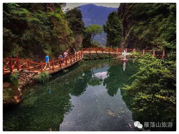 除了玻璃棧道,這裡還是《神鵰俠侶》外景拍攝地臥龍谷景點位於雁蕩山