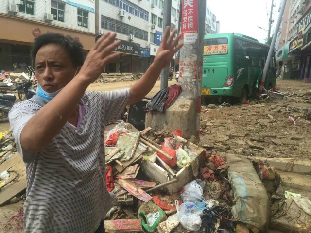 同样,洪水中坂东湖头街上的许庆良和黄良玉夫妻俩,也没有放弃对他人的