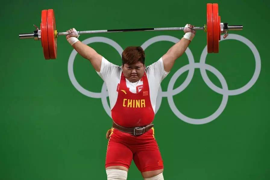 举重女子75公斤以上级决赛,中国选手孟苏平以抓举130kg,挺举177kg,总