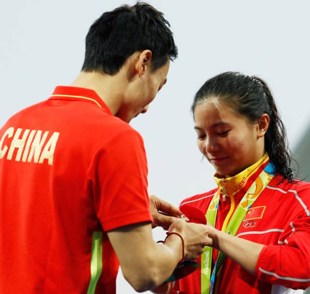 南宁跳水女神何姿奥运颁奖现场被求婚,太感人了!