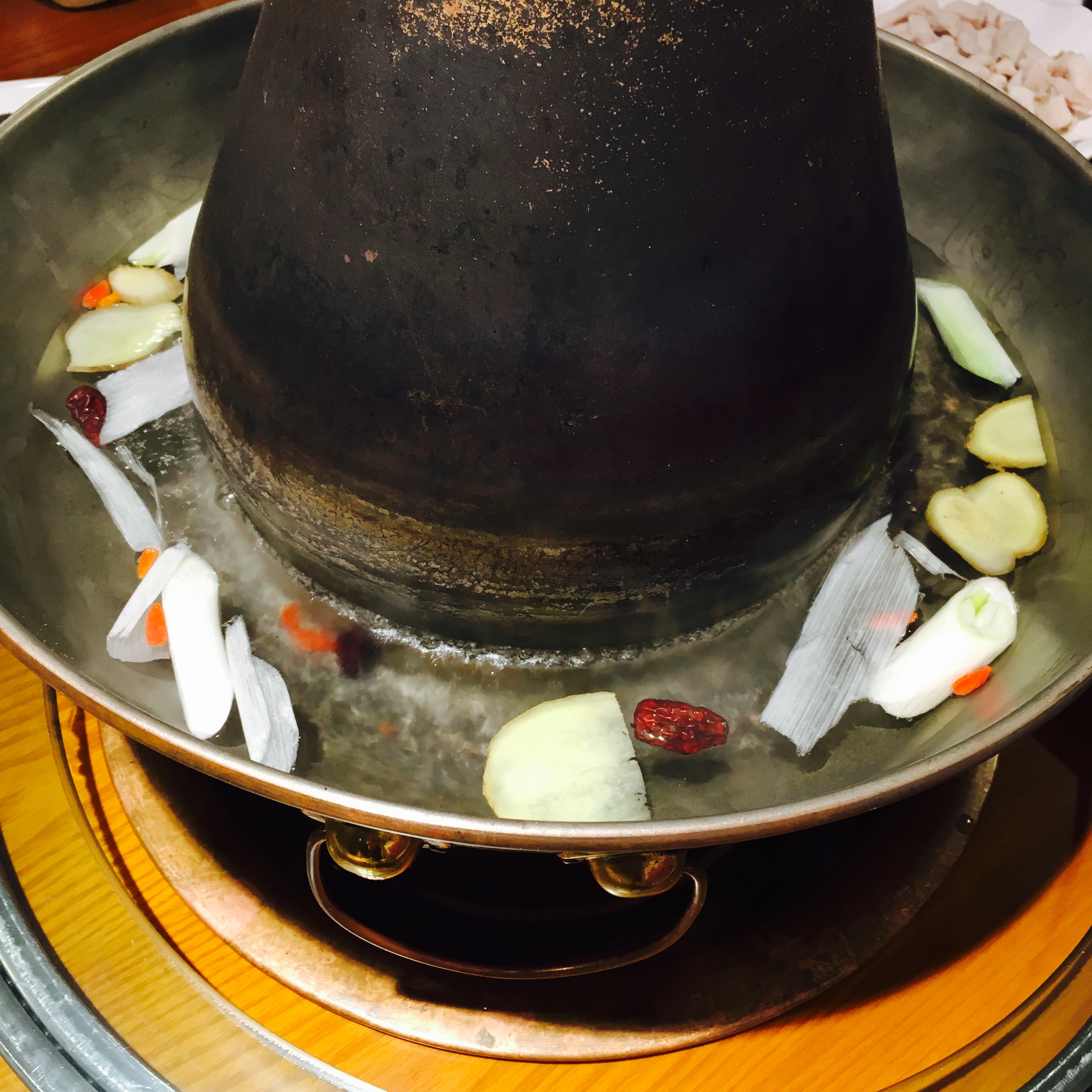 最传统的老北京涮肉,就是清汤锅底,铜锅炭火,口感新鲜