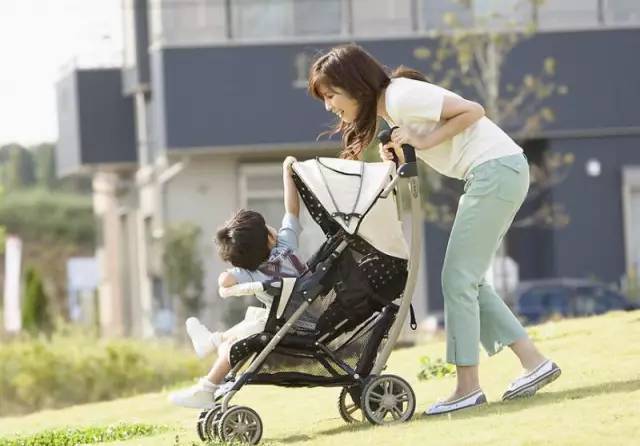 婴儿车 孩子出生之前,都会给他买辆婴儿车,家人推着婴儿车,带着孩子去