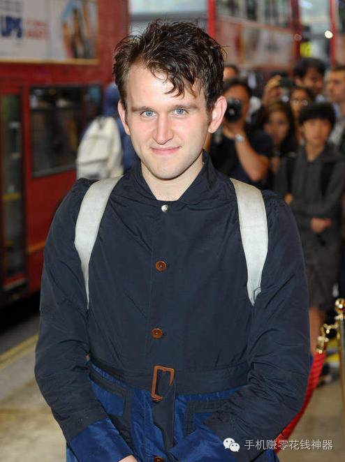 (harry melling 2013年出席活動時的照片)要公佈答案囉～首圖的小帥哥