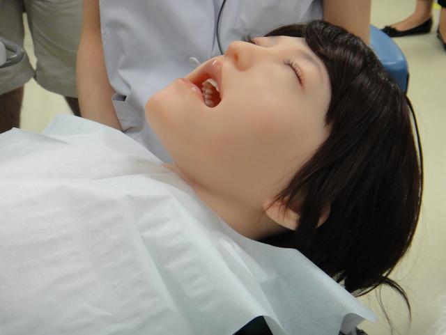 日本牙医使用高颜值充气娃娃来实习演练