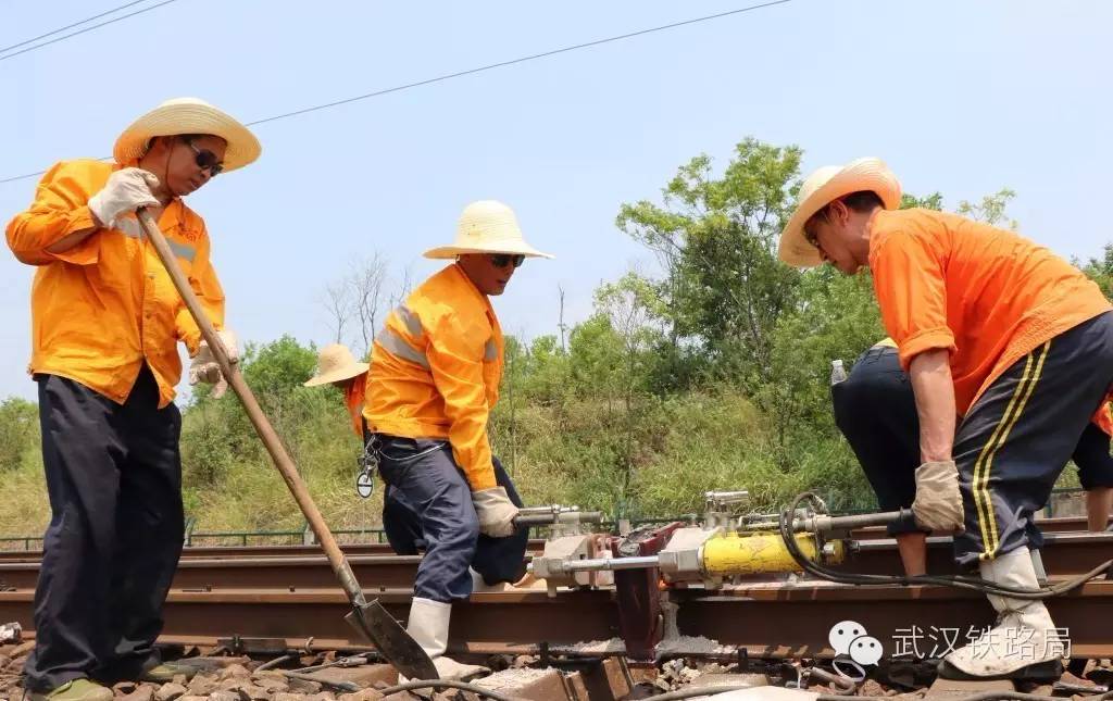 吉抚武温铁路施工现场图片