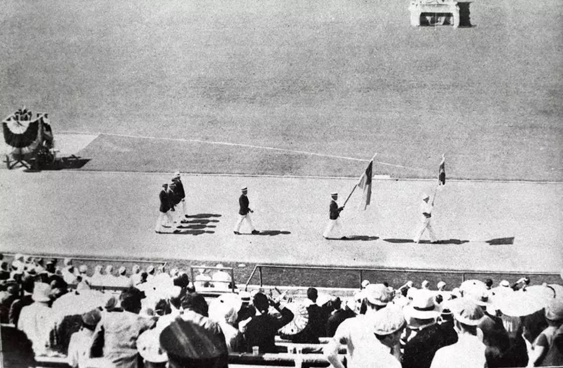 1932年,洛杉矶奥运会开幕式中国惟一选手刘长春高擎国旗入场