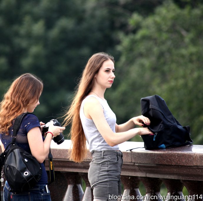 抓拍俄罗斯莫斯科大学广场上的美女图