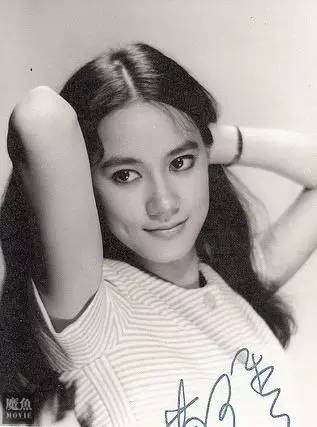 成龙最早成为主角合作的女星应该是1976年的《新精武门》中的的苗可秀