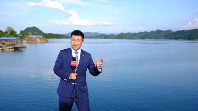 杭州电视台主持人冠男图片