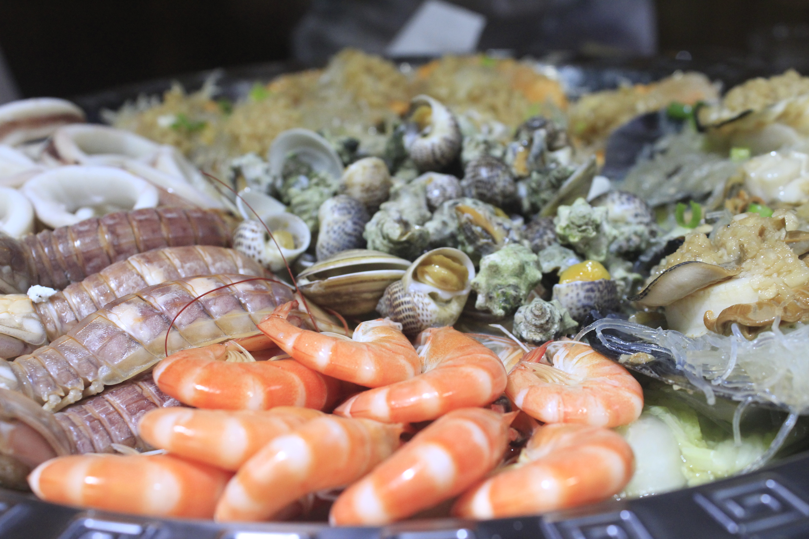 【海鲜拼盘】:这一道海鲜拼盘可以用盆来形容,由鲜虾,虾姑,章鱼圈,