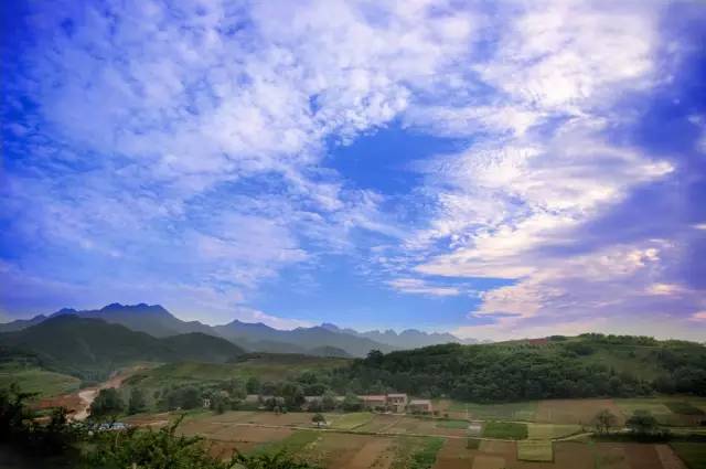 鲍旗寨沟壑林立,村边有小河缓缓流过.