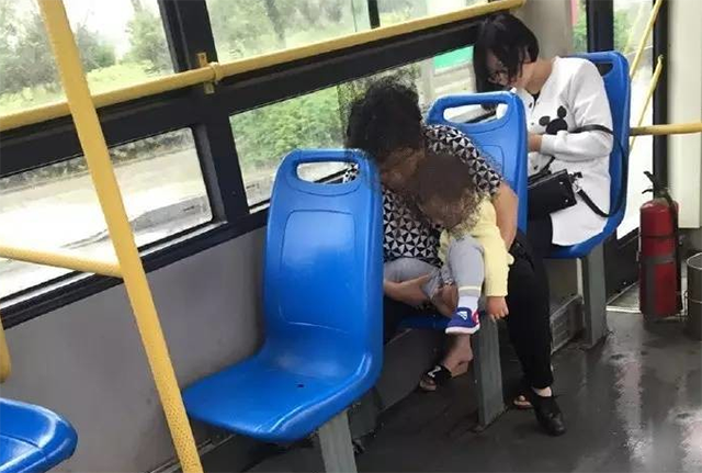 公交车上孩子小便在女乘客身上,奶奶做法引众怒