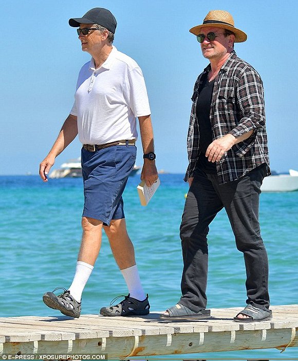 比尔·盖茨和Bono出行演绎最潮流穿搭：白袜配凉鞋