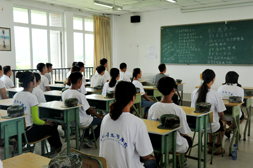 四川省旅游学校给新生上了一堂有趣的班级建设课