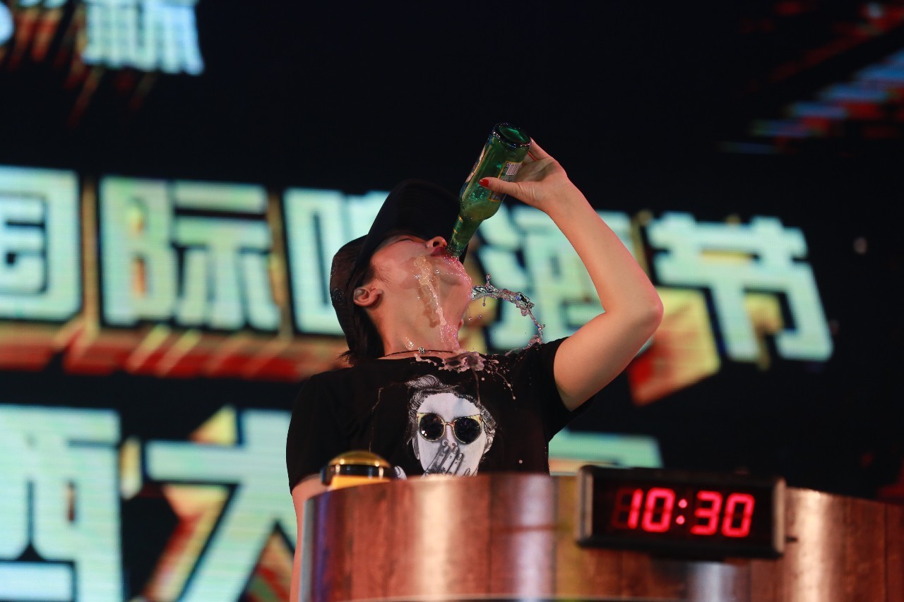 第二十六届青岛国际啤酒节饮酒大赛总决赛于崂山会场激情上演 任光超