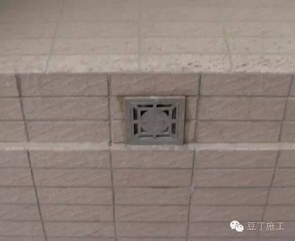 暗埋式排气孔(一般设在女儿墙和塔楼墙体上或伸入屋面风帽内