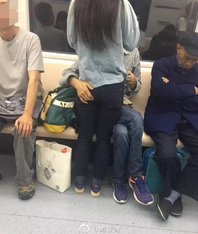受不了啦!继男女激吻11站之后一男子在昆明地铁内脱下裤子大便