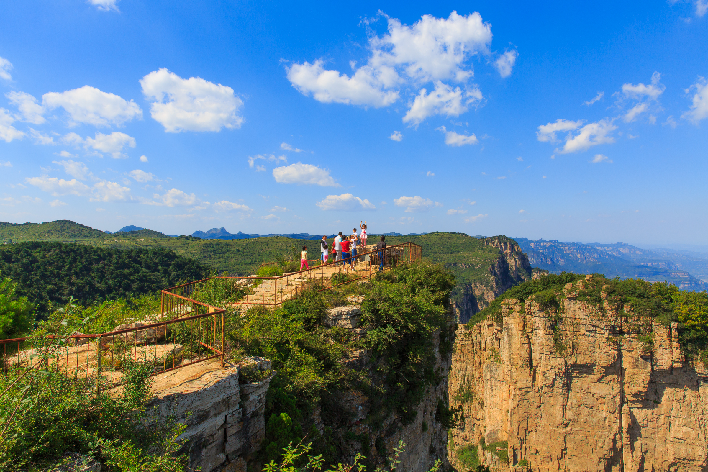 穿越井底登天脊 极目太行山