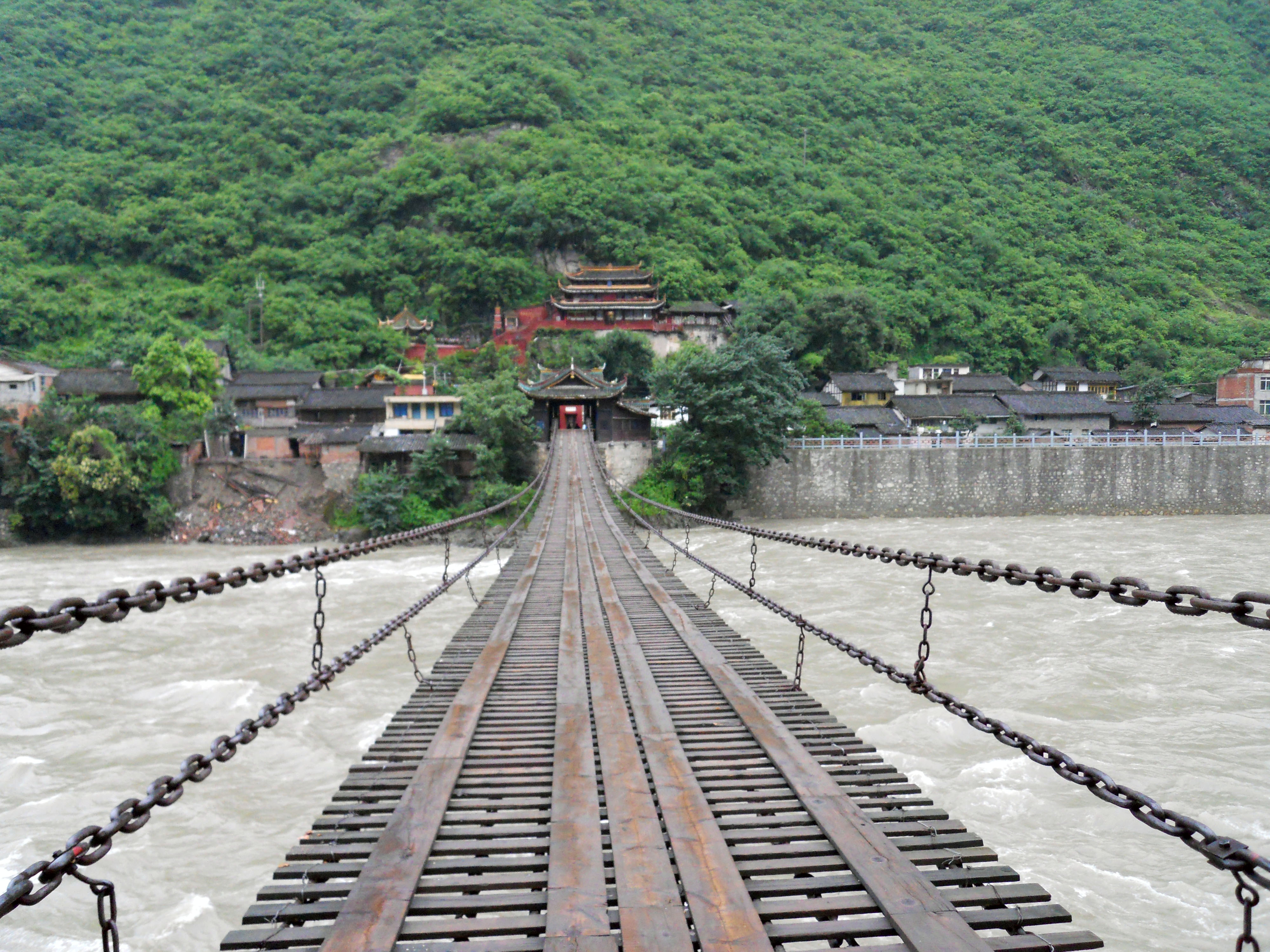 都江堰铁索桥图片
