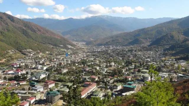 不丹的首都在延布,位于不丹的西部,总人口5万左右,是不丹的政治,经济