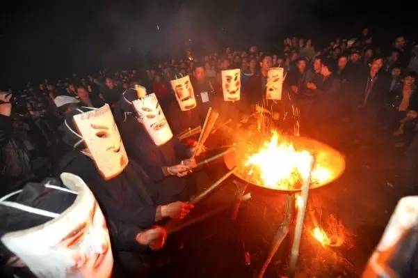 的蚂拐坟边竖起五六米高的彩色纸幡,摆上祭品,敲打铜鼓皮鼓,祭祀蚂拐