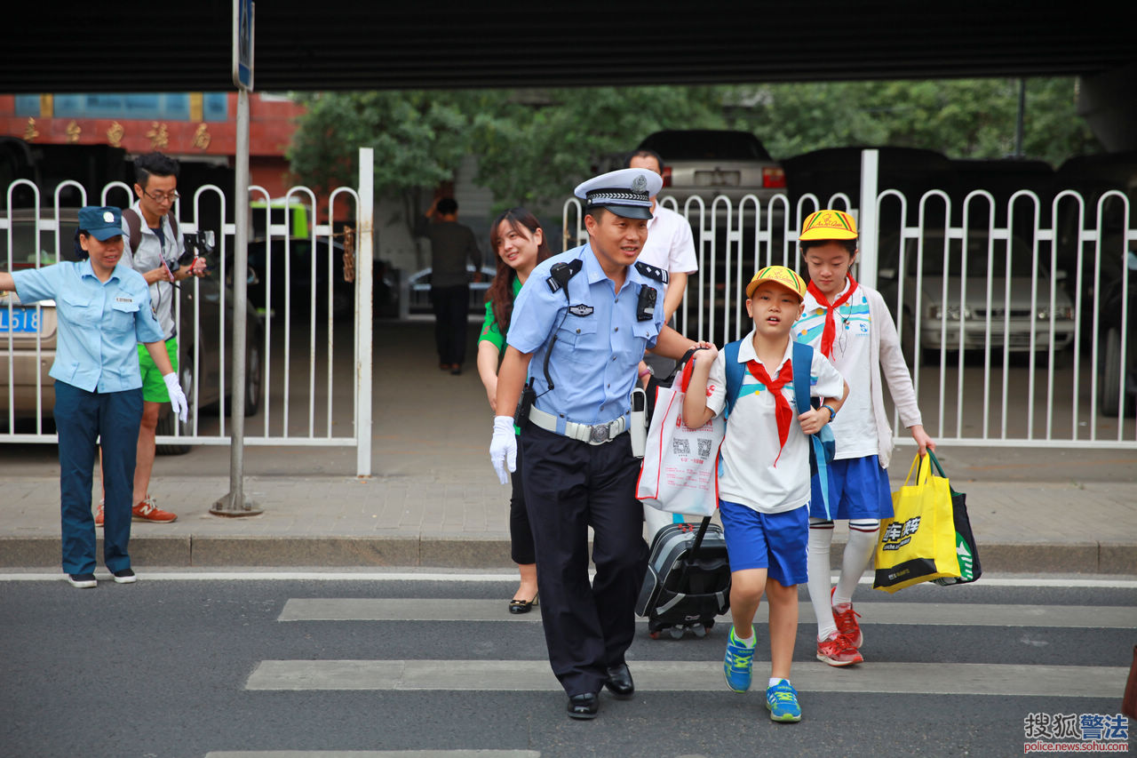 北京交警背影哥现身丰台五小 保障开学日交通安全