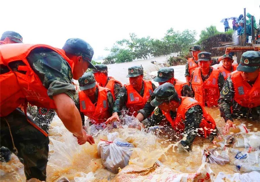 河南洪水军人图片图片