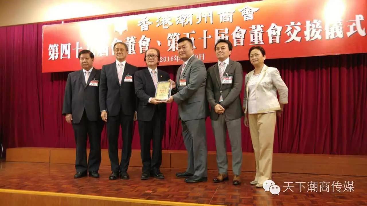 张成雄致辞,向新任会长胡剑江及会董表示祝贺.