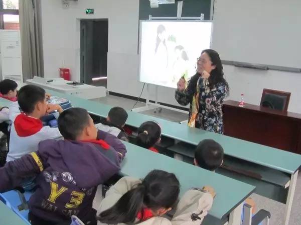 受江津四牌坊小学之邀,在一个学期里,每周给孩子们讲一个绘本故事.