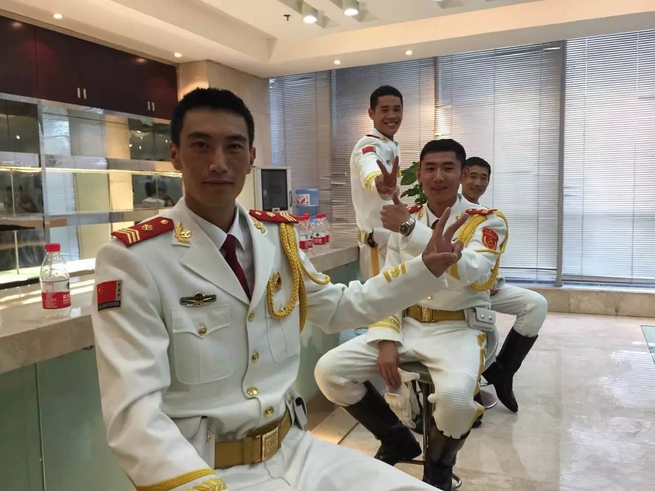 国宾护卫队礼服图片