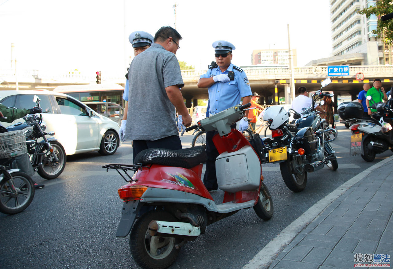 北京交警早高峰多路段查处涉牌违法摩托车组图