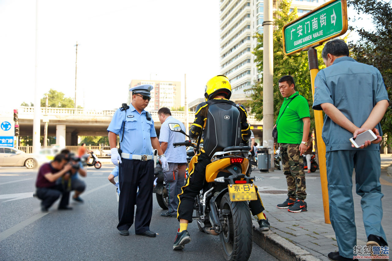 北京交警早高峰多路段查处涉牌违法摩托车组图