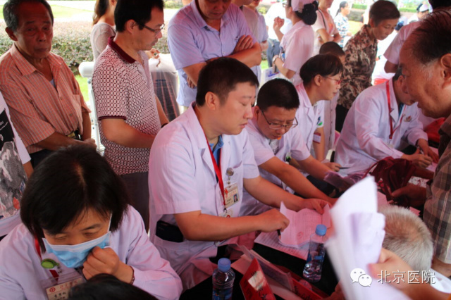 医学科副主任李燕明,肿瘤内科主任医师李文举,普通外科主任医师吴国举