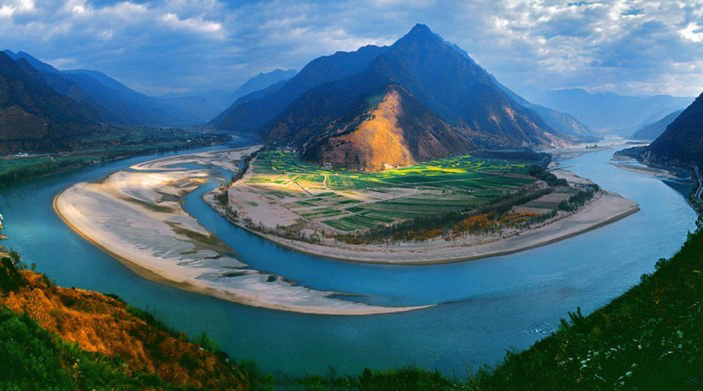 雅鲁藏布江全貌图片