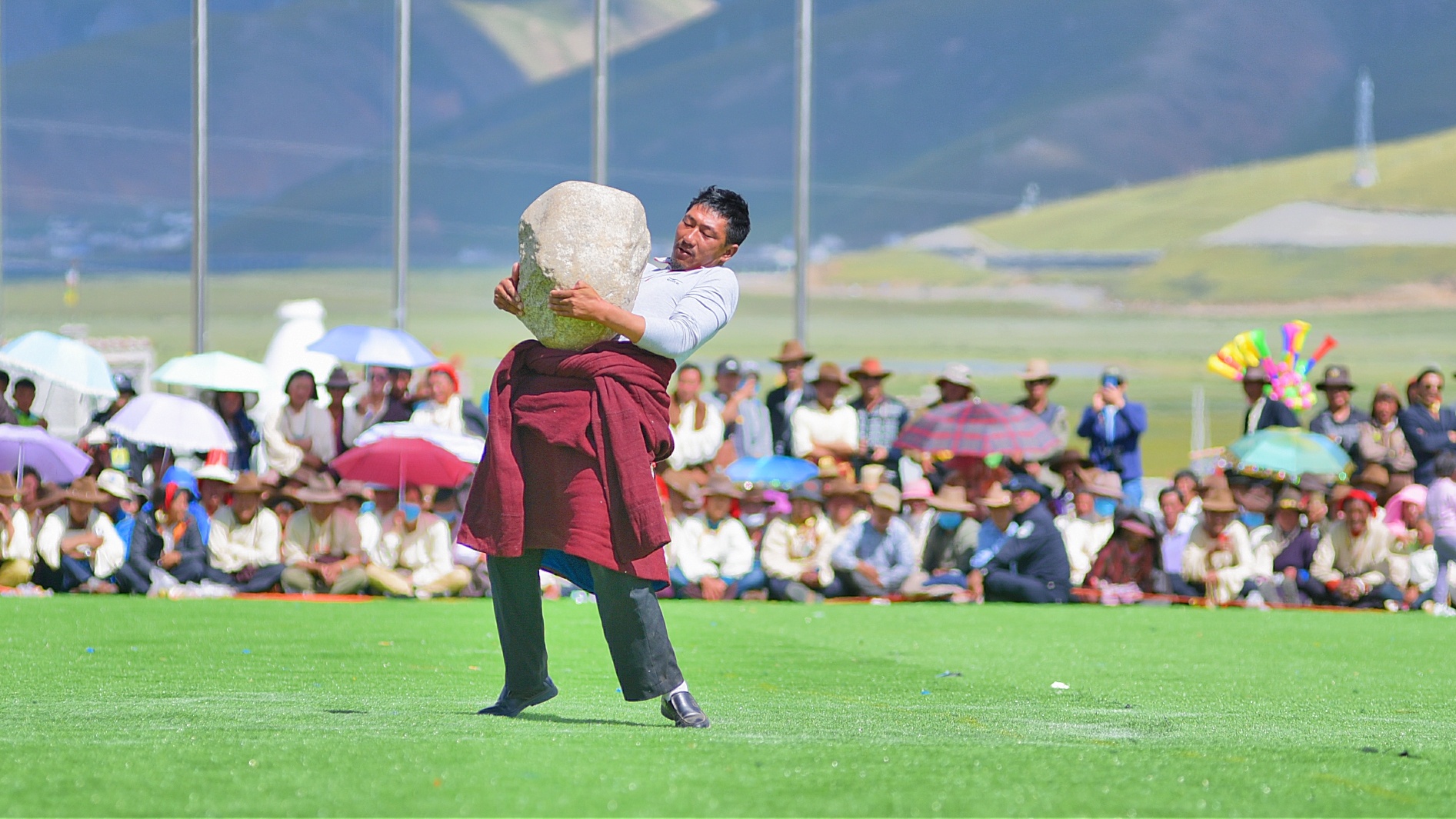 西藏当吉仁赛马节 不一样的举重英雄