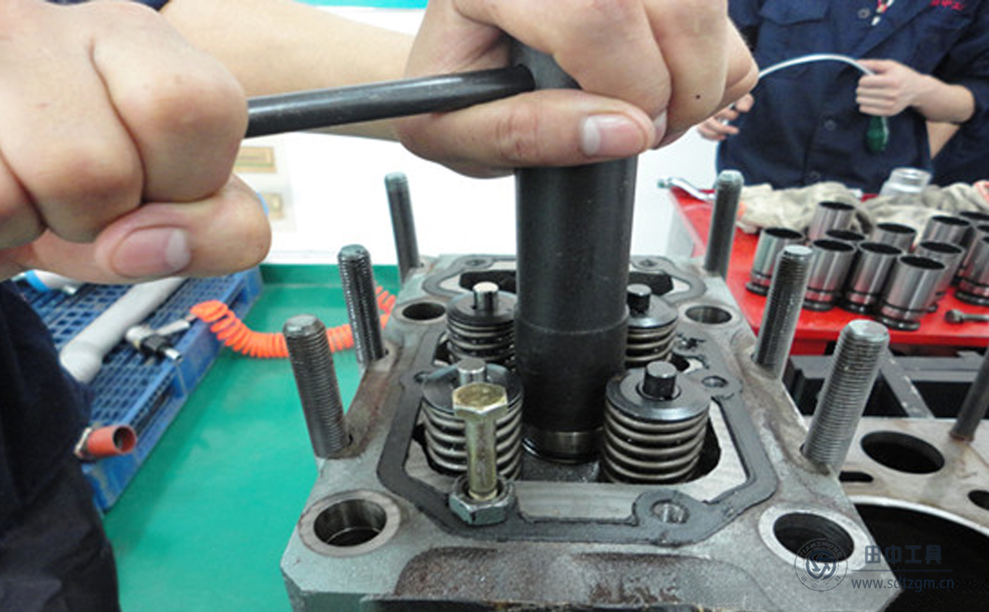 喷油器拆装工具,是为克服现有对柴油机的喷油器拆装维修时,使用传统