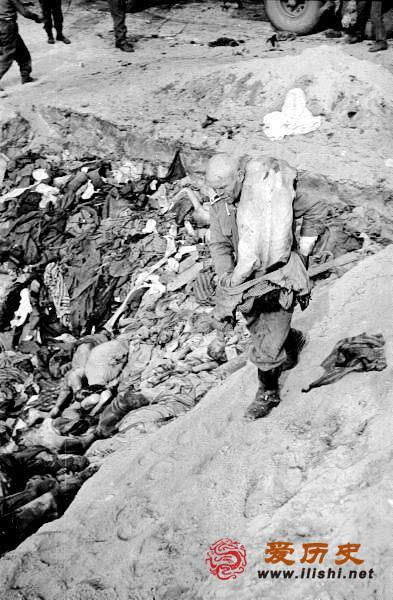 面对《安妮日记》中纳粹集中营里堆积如山的尸体英军震惊了