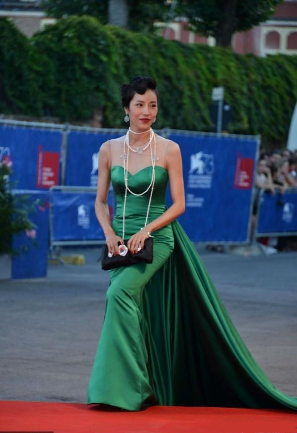 最近威尼斯的红毯上就发生了摔倒的一幕,来自中国女演员景珂,她不仅