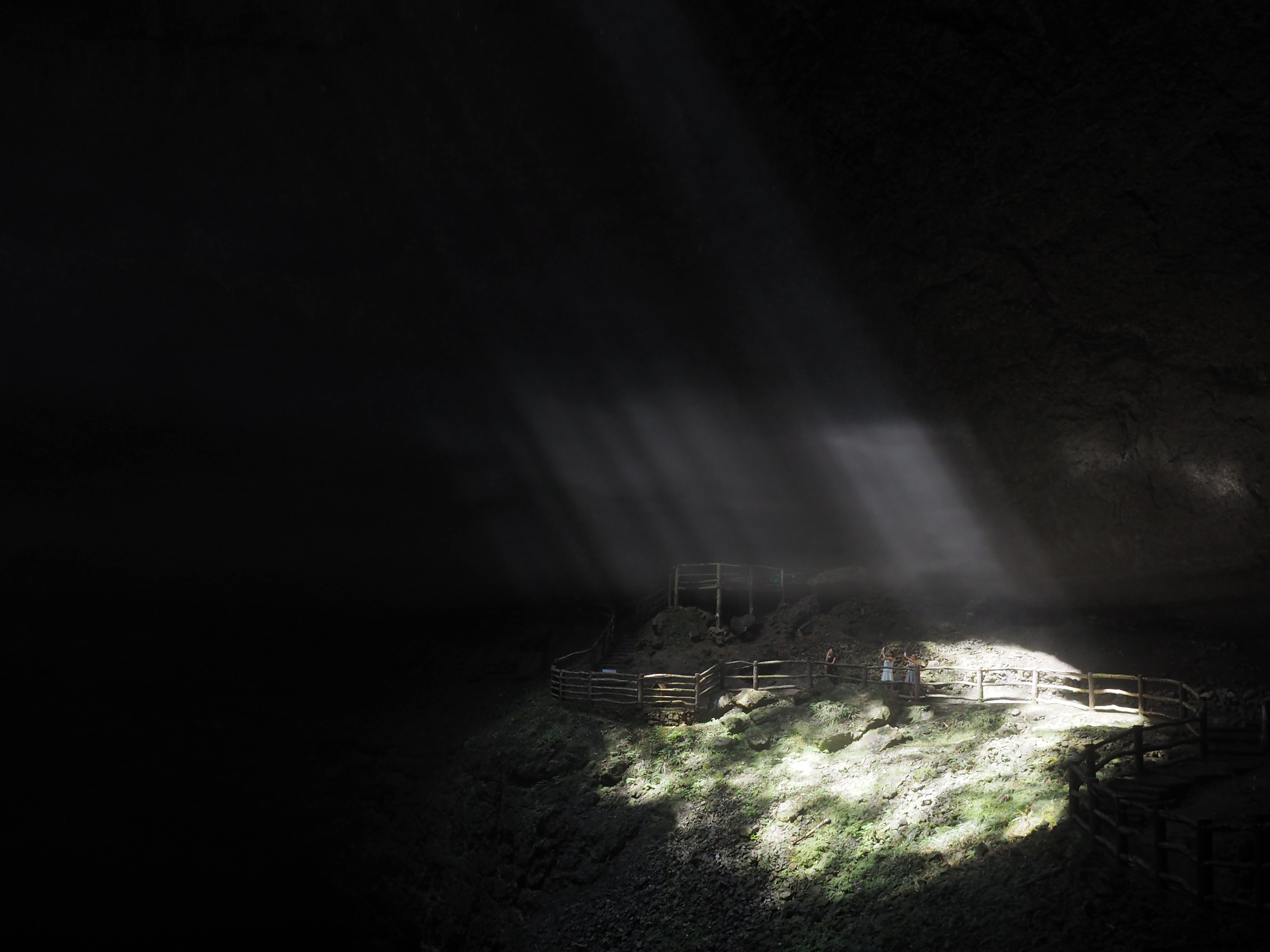 坑的顶部有个洞口,强烈的阳光伴着洞口滴下的水丝,散为水雾,神秘而