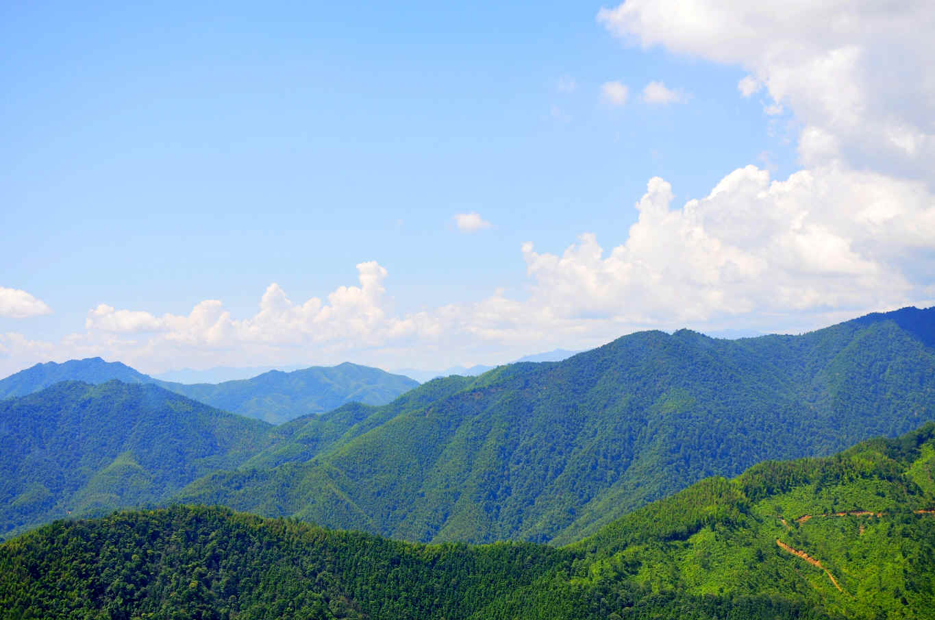 接下来构图君,用实拍图片说话,展示井岗山的天然大山之美