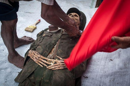 可怕!印尼僵尸节 挖去世亲人尸体打扮过节