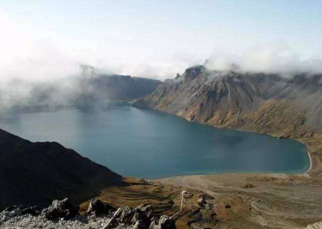 在朝鲜俯瞰长白山天池美景▼崔平勋《长白山天池 100x65 2016年徐州