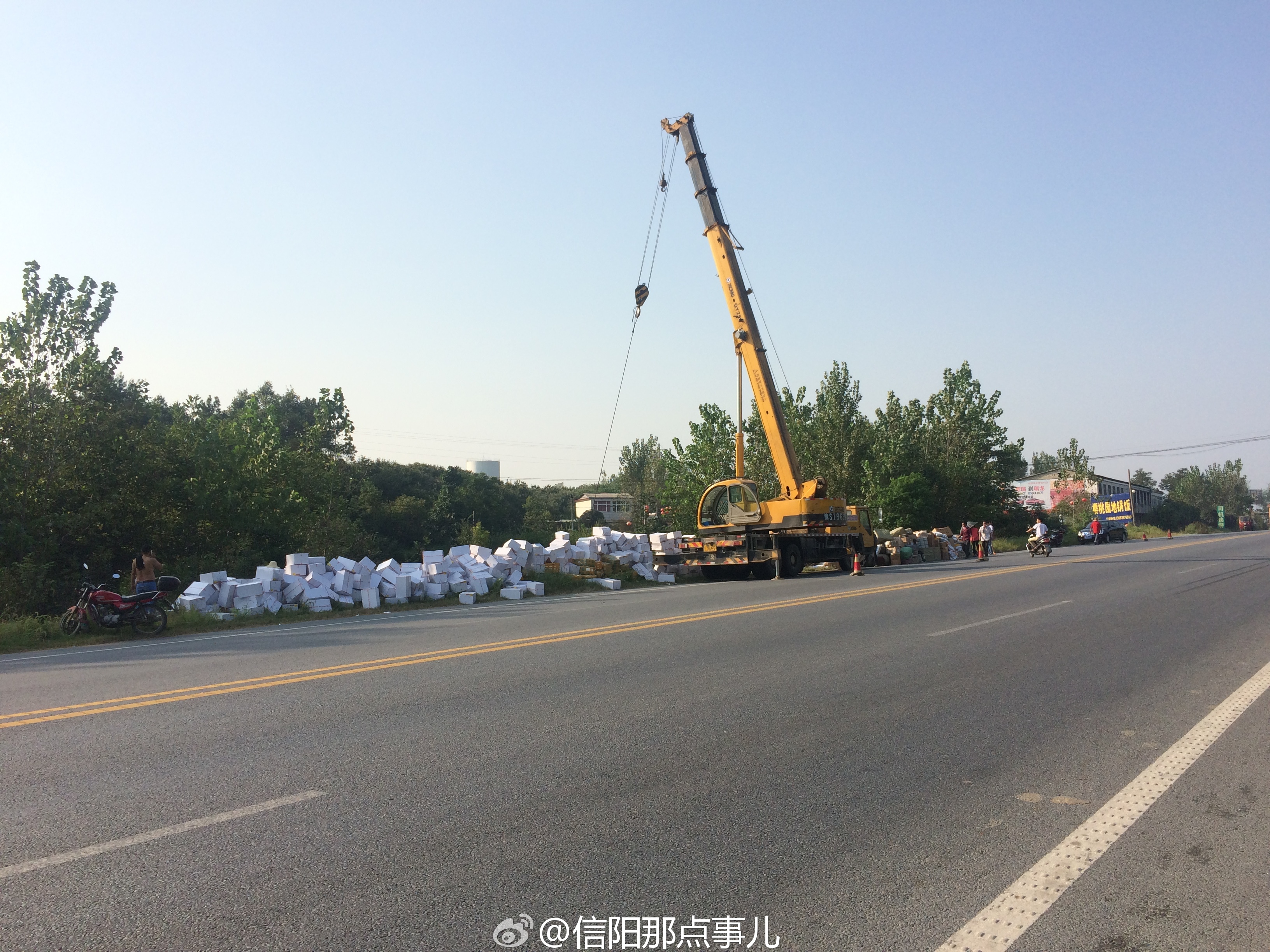 信陽東雙河鎮107國道一輛半掛卡車,翻入路邊深溝