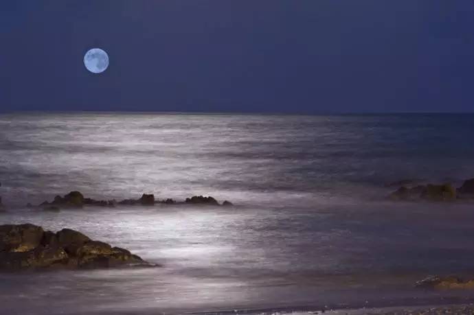 南沙海上明月图片