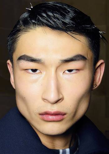 这个眼睛不能再细,颧骨不能再高,脸颊不能再凹的韩裔男模是近几年引领