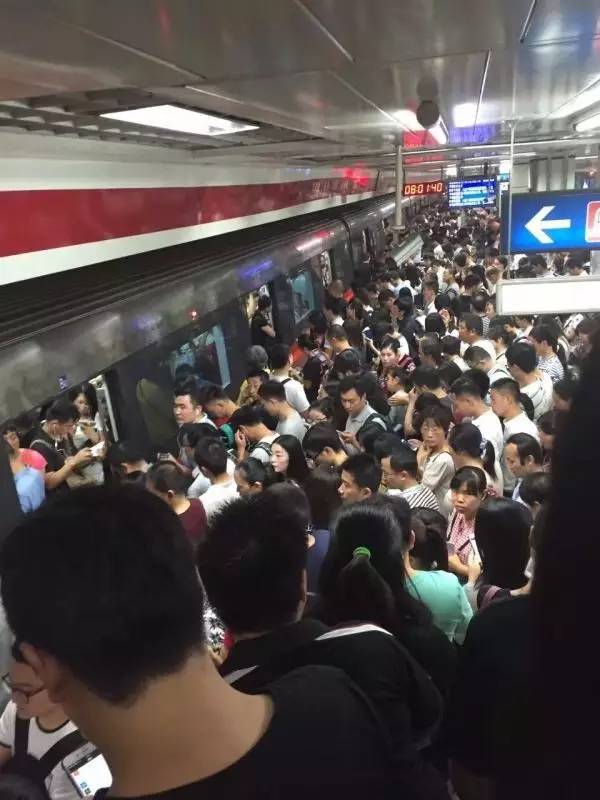 75一个字就是挤摩肩接踵人潮涌动众所周知,早高峰的北京地铁故事还