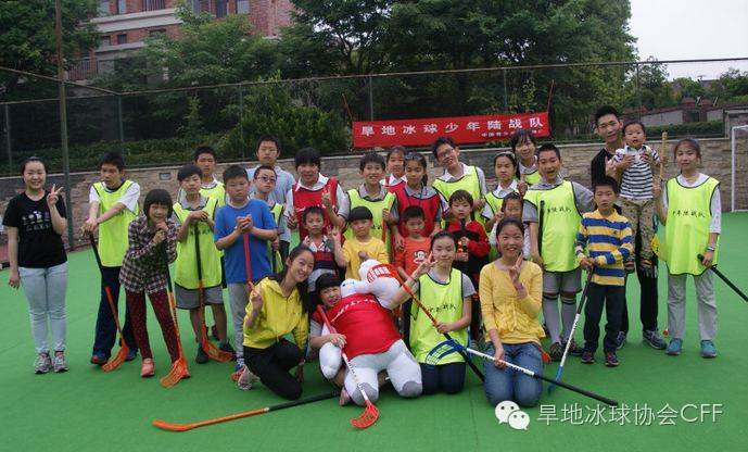 上海市实验学校旱地冰球社探访记