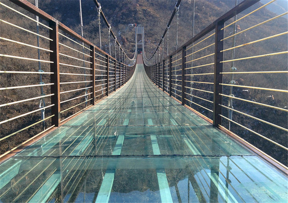 伏羲山是伏羲文化的发祥地,尽管伏羲山没有玻璃栈道,但其玻璃悬空桥也