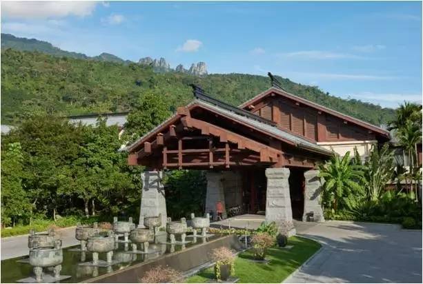 酒店坐落在海南七仙岭国家森林公园内,是当地第一家按照国际五星级